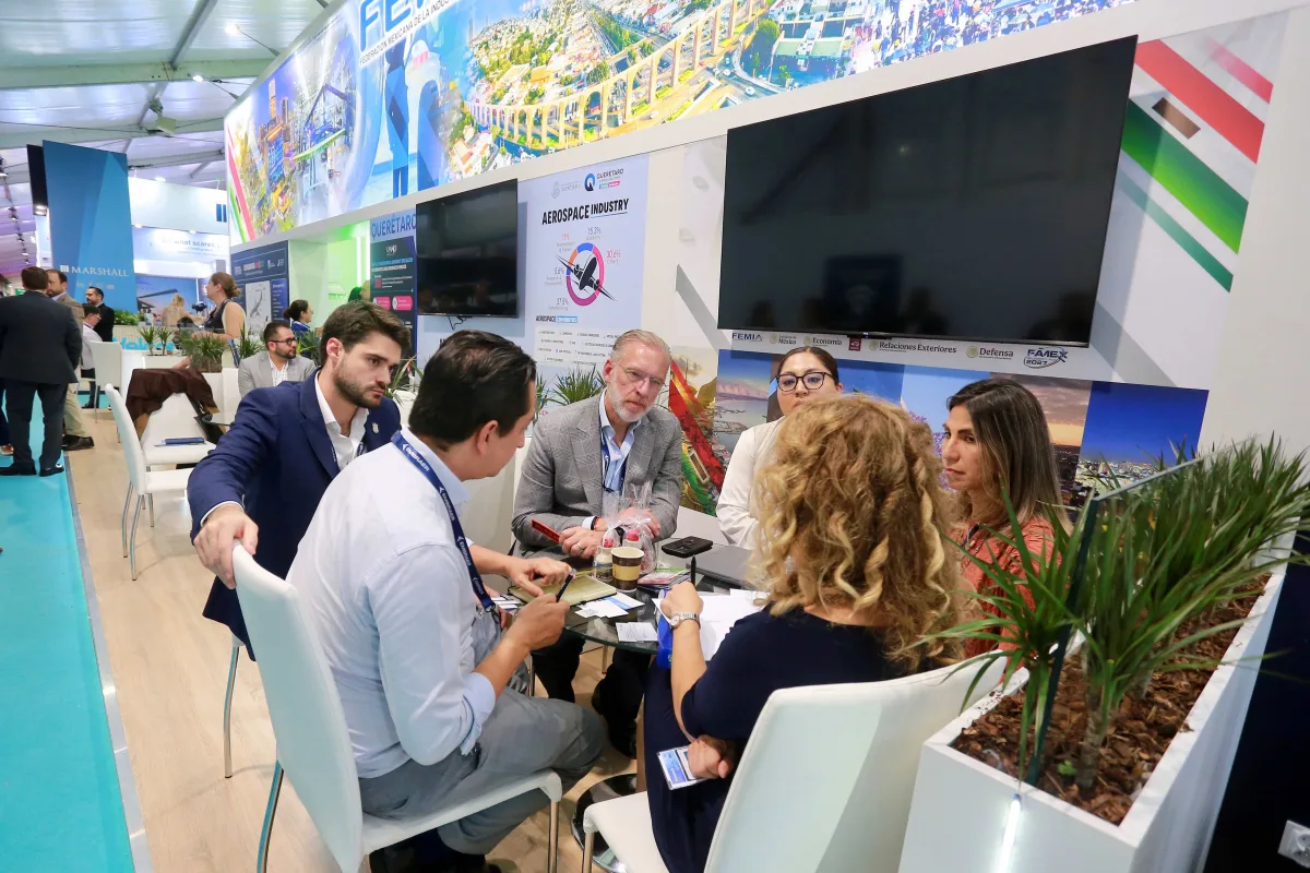 La delegación de Querétaro dialoga con representantes del sector aeroespacial durante la Feria de Farnborough, donde presentó las capacidades de la entidad y exploró oportunidades de colaboración.
