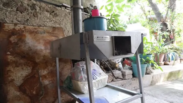 Una estufa con chimenea permite conducir el humo al exterior como parte de las mejoras que promueve el SEDIF en cocinas de comunidades queretanas.