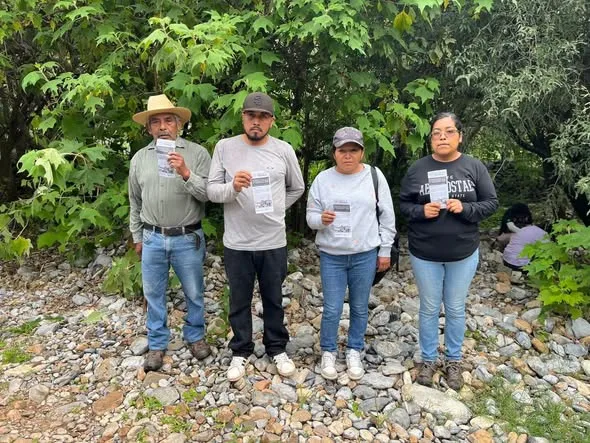 Autoridades y habitantes de Potrerillos participan en el arranque de la construcción de la rampa de concreto que mejorará el acceso a la escuela primaria de la comunidad.
