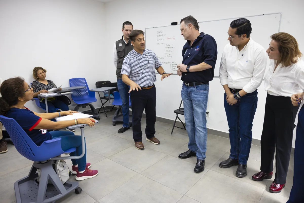Mauricio Kuri y Josué Guerrero conversan con asistentes durante un recorrido por el Centro de Desarrollo Humano Pirámides, en el fraccionamiento Las Trojes, Corregidora.