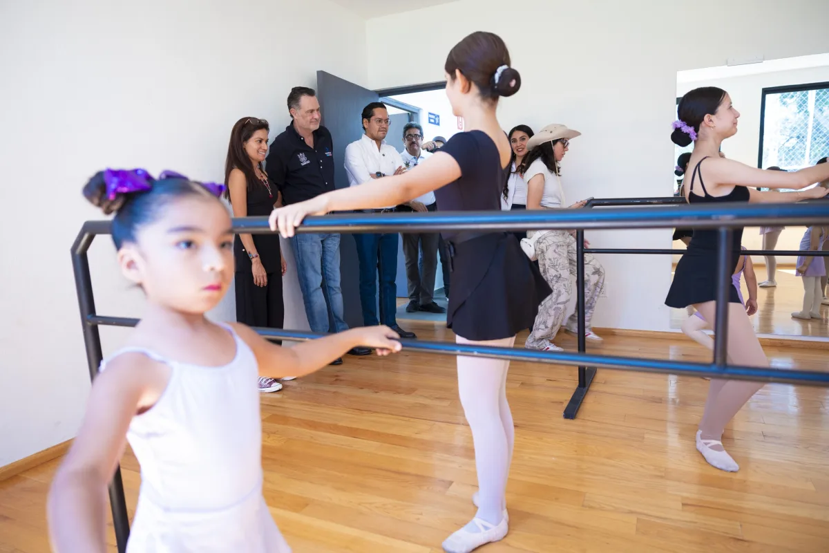 Alumnas de ballet clásico realizan una práctica en el Centro de Desarrollo Humano Pirámides, durante el recorrido del gobernador Mauricio Kuri y el alcalde de Corregidora, Josué Guerrero.