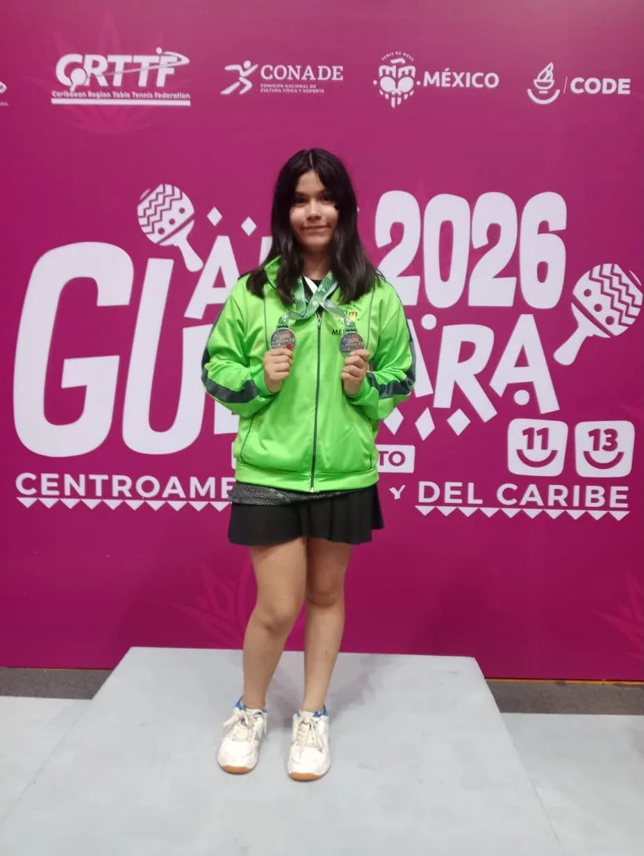 Eleonor Vázquez Ferrer muestra las dos medallas de plata obtenidas en Dobles Mixto y Dobles Femenil Sub-11 durante el Centroamericano y del Caribe de Tenis de Mesa 2026, en Guadalajara.