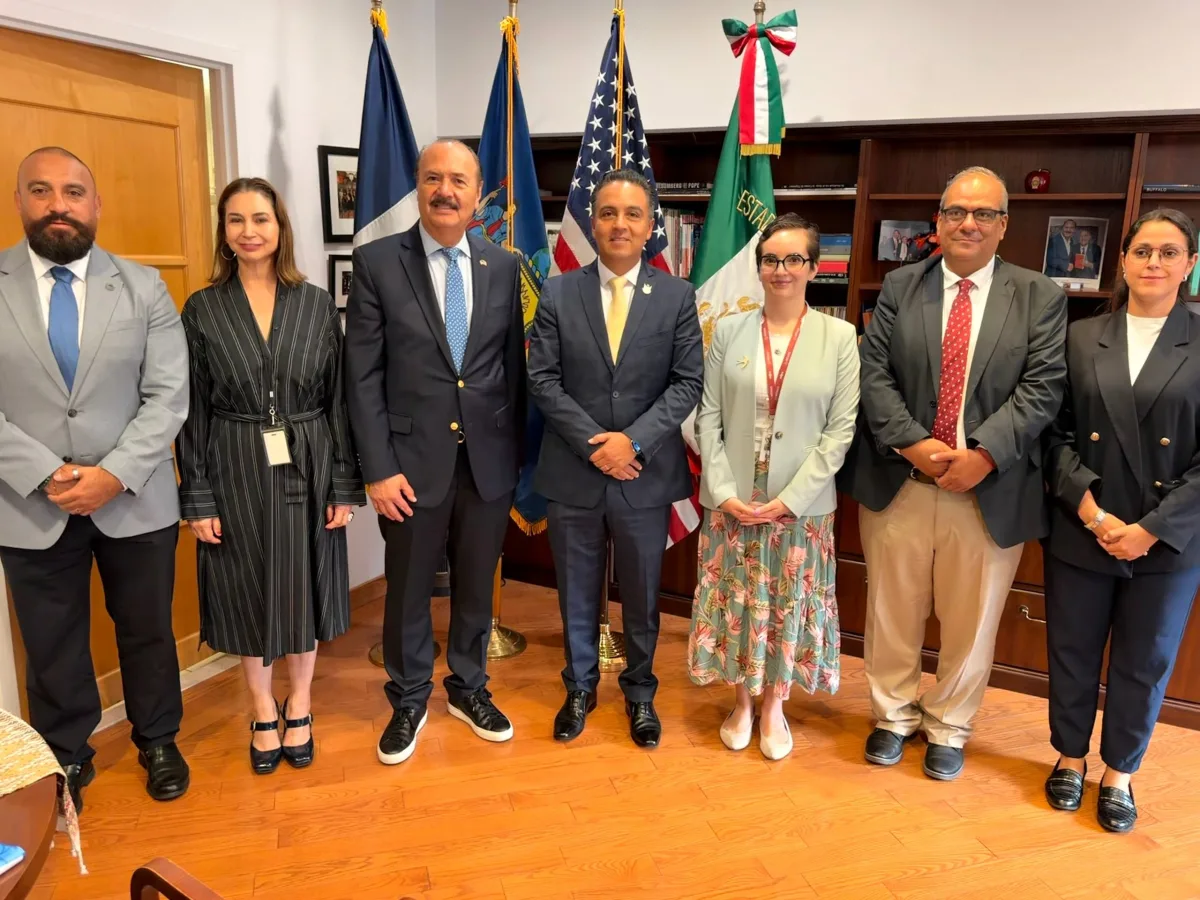 Autoridades de Querétaro, representantes consulares y organizaciones migrantes posan tras una reunión de trabajo en Nueva York para fortalecer la atención a la comunidad queretana.