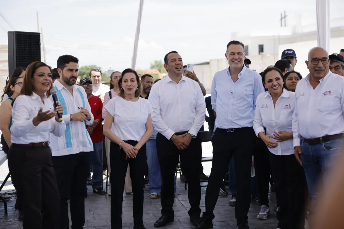 El gobernador Mauricio Kuri González, acompañado por autoridades estatales y municipales, encabeza la entrega de la urbanización de la calle Emiliano Zapata, en la colonia Guadalupe de Las Peñas, San Juan del Río.
