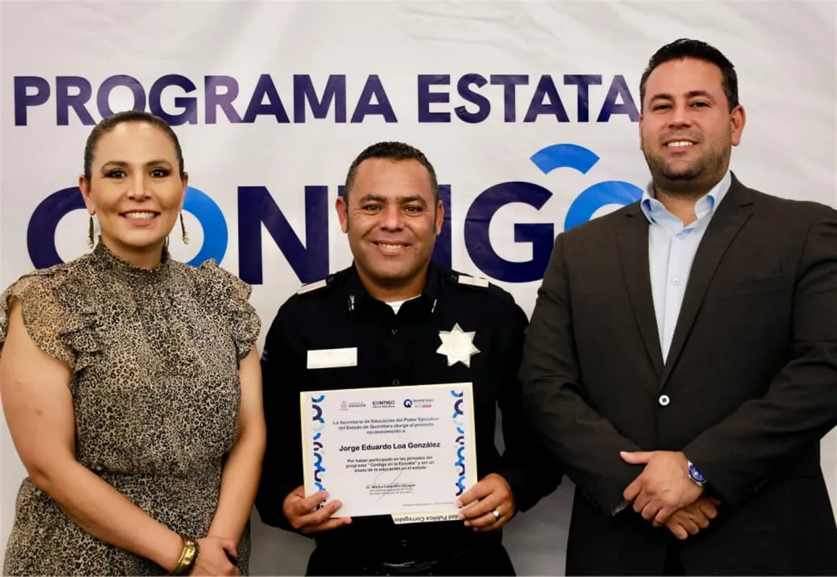Martha Soto posa con uno de los trabajadores reconocidos por su participación en el programa “Contigo en la Escuela”, dedicado a rehabilitar planteles de Querétaro.