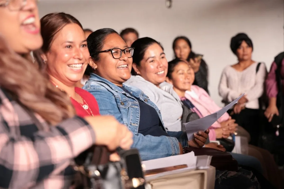 Familias de San Juan del Río participan en la entrega de apoyos del Programa de Coinversión Social, impulsado por la SEDESOQ y la Congregación Mariana Trinitaria.