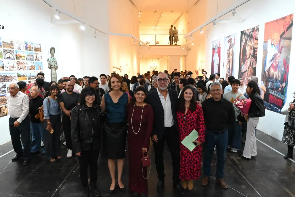 Ana Paola López Birlain encabezó la inauguración de la sexta temporada de exposiciones 2026 en Galería Libertad, acompañada de artistas y asistentes.