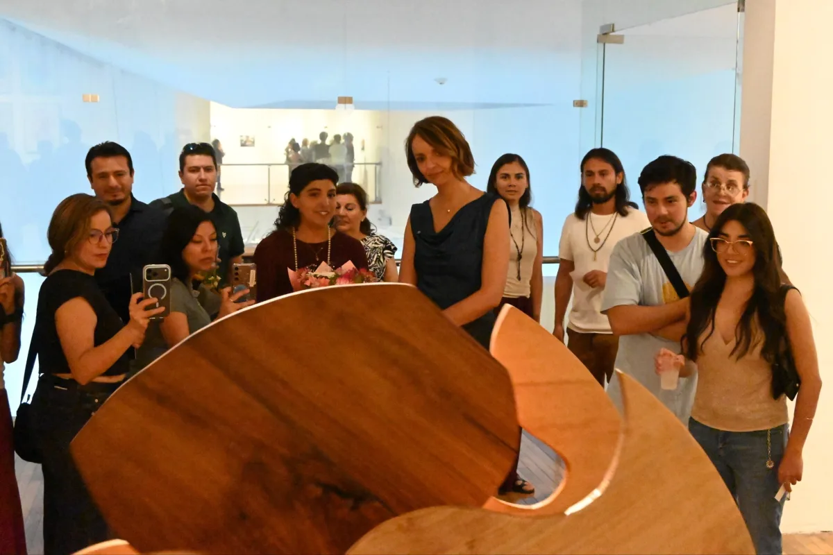 Ana Paola López Birlain recorrió la Galería Libertad durante la inauguración de la sexta temporada de exposiciones 2026, acompañada por artistas y visitantes.