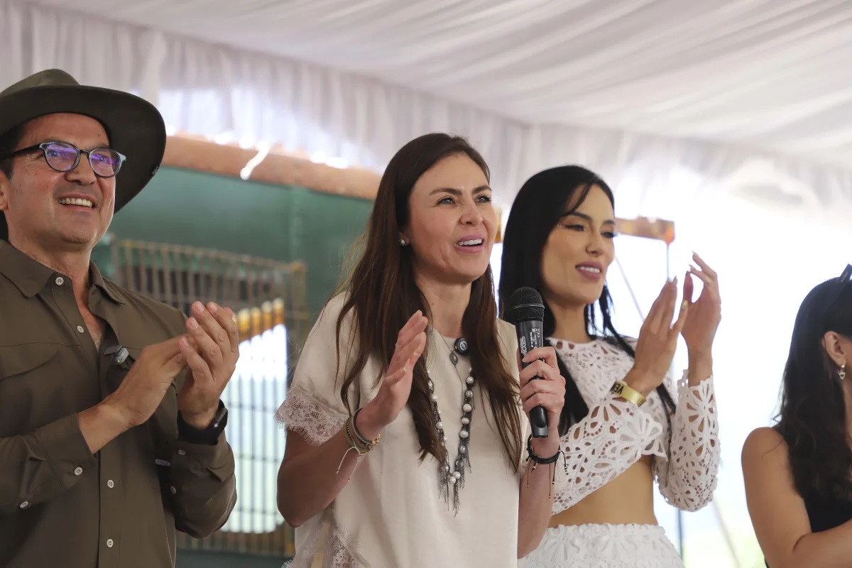 Adriana Vega Vázquez Mellado, secretaria de Turismo de Querétaro, participa en la inauguración de Viñedo de Piedra, nuevo proyecto enoturístico de Ezequiel Montes.
