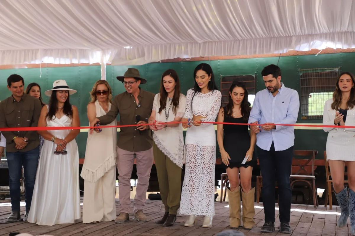 Autoridades y representantes del sector turístico realizan el corte de listón inaugural de Viñedo de Piedra, nuevo proyecto enoturístico ubicado en Ezequiel Montes, Querétaro.