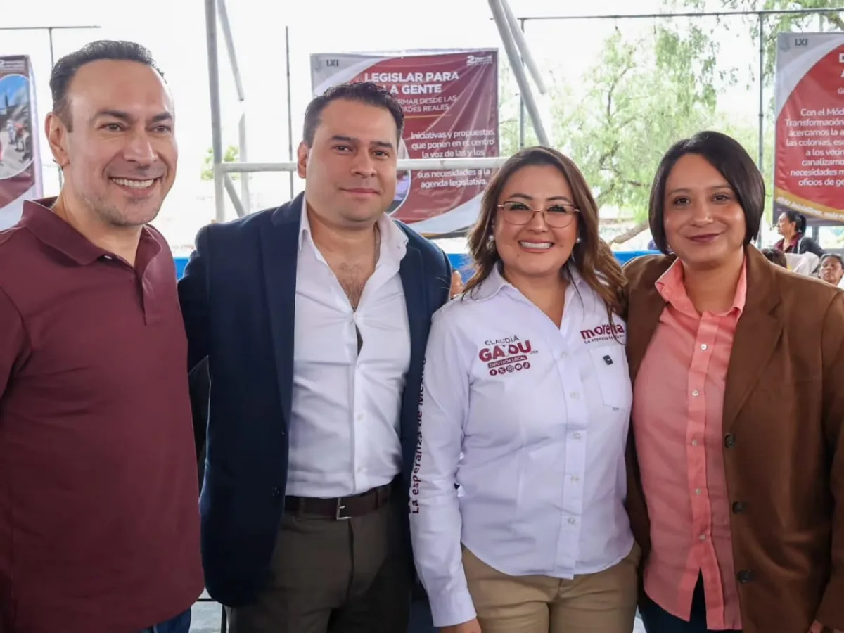 Claudia Díaz Gayou, segunda de derecha a izquierda, posa con asistentes a su segundo informe legislativo en San José el Alto, Querétaro.
