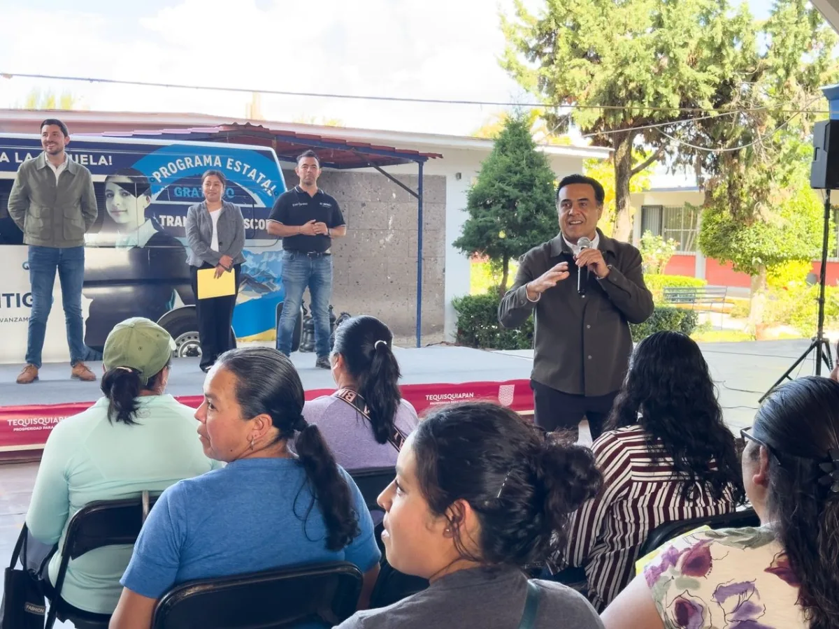 Luis Nava, secretario de Desarrollo Social del Estado, informa a madres de familia sobre la inscripción al Programa de Transporte Escolar para el ciclo 2026-2027.