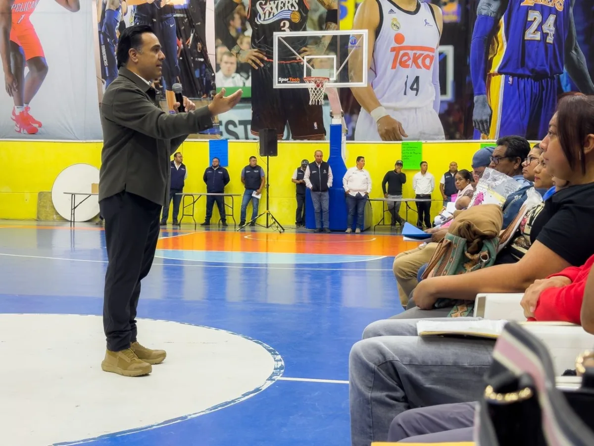 Luis Nava dialoga con familias durante el arranque de la recepción de documentos para el Programa de Transporte Escolar 2026-2027 en San Juan del Río.