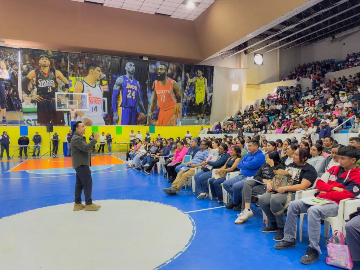 Luis Nava dirige un mensaje a estudiantes y familias durante el arranque de la recepción de documentos para el Programa de Transporte Escolar 2026-2027, en San Juan del Río.