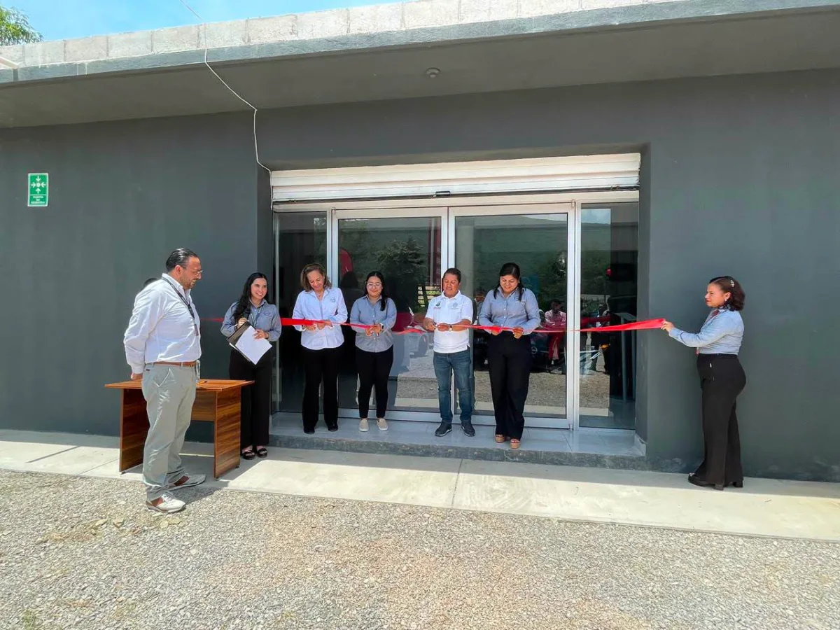Autoridades y representantes de Nissan Torres Corzo realizan el corte de listón durante la inauguración de la nueva agencia automotriz en Jalpan de Serra.